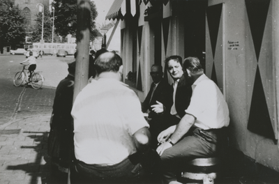876470 Afbeelding van enkele bezoekers op het terras van café Dikke Dries (Waterstraat 32) in Wijk C te Utrecht, met op ...